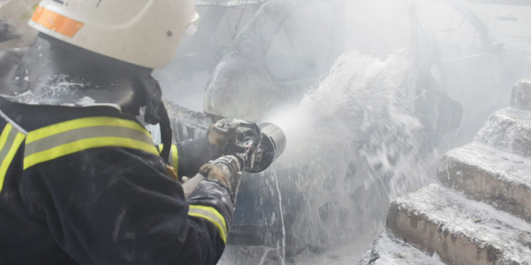 В Николаеве во дворе жилого дома загорелся BMV-X5 (ФОТО)