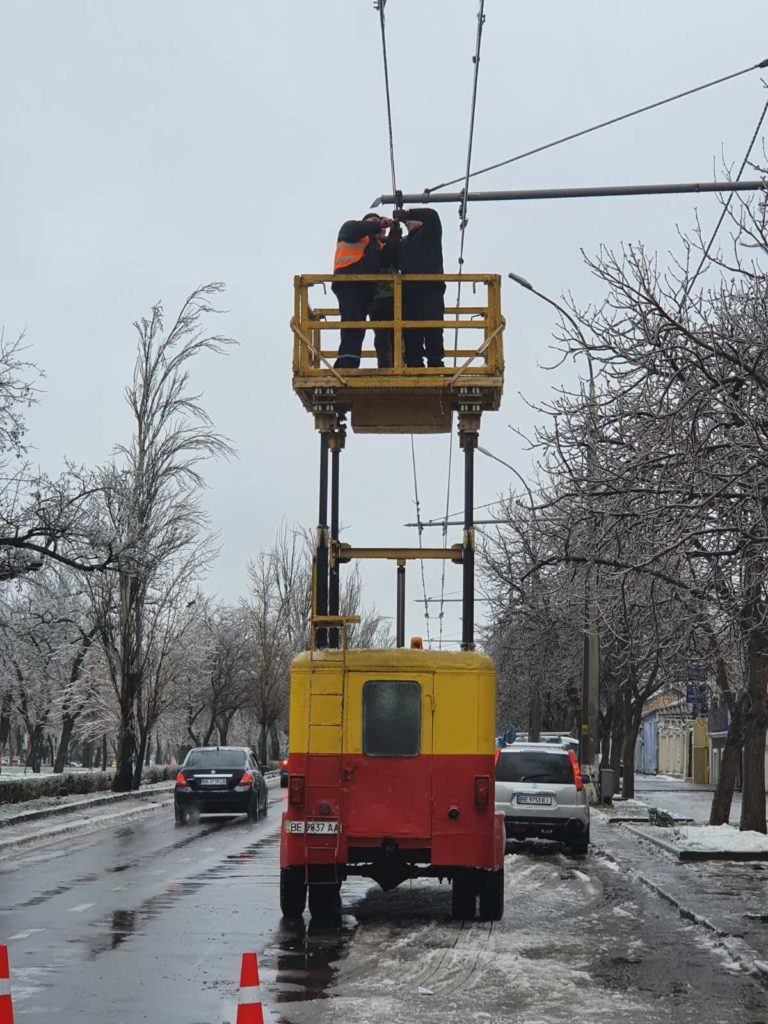 В Николаеве - более 10 обрывов контактной сети городского электротранспорта: ремонтники работают (ФОТО) 12