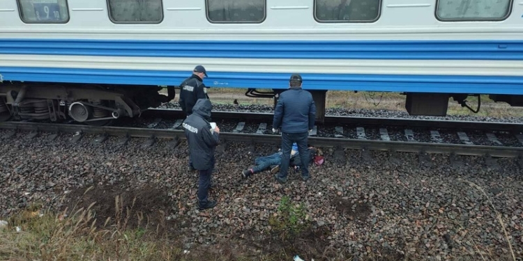 В Николаеве 17-летняя девушка  бросилась под поезд