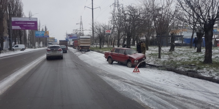 Никто не ждал зимы: за первые часы гололедицы в Николаеве множество ДТП (ВИДЕО)