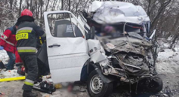 Кровавое ДТП под Черниговом: в столкновении грузовика с маршруткой погибли 11 человек
