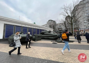В центре Киева выставили в пикет надувные танки, от которых отказался  полигон “Широкий лан” (ФОТО)