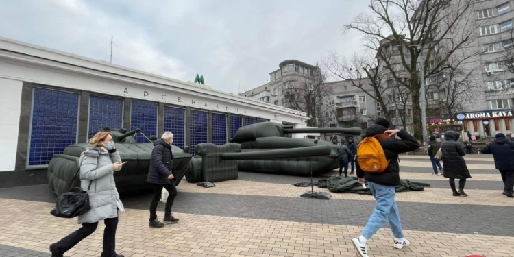 В центре Киева выставили в пикет надувные танки, от которых отказался  полигон “Широкий лан” (ФОТО)