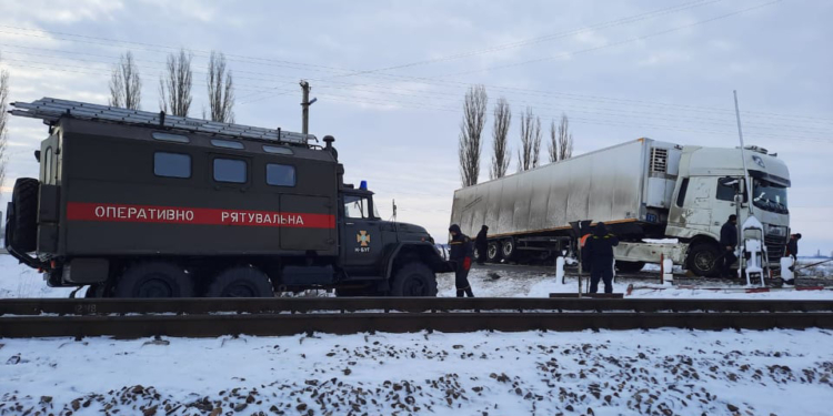 На Николаевщине спасатели трижды за сутки помогали водителям «стать на колеса» (ФОТО)