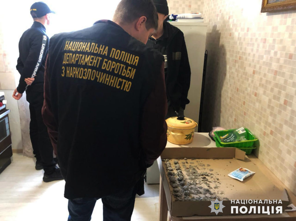 У двух николаевцев полиция изъяла 260 г амфетамина, почти 0,5 кг каннабиса и 80 закладок с психотропами (ФОТО) 16