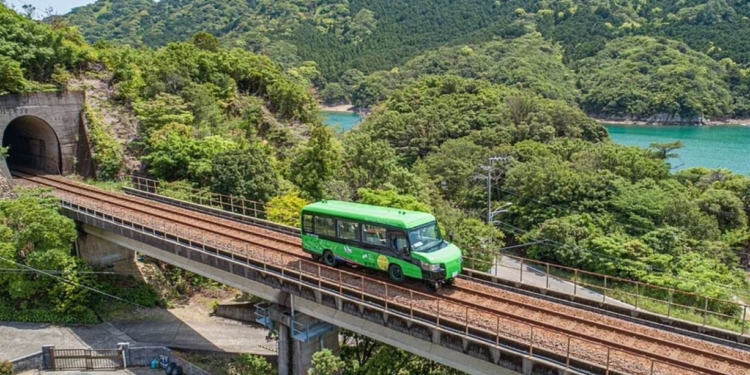 В Японии показали автобус, который с помощью одной кнопки превращается в поезд (ФОТО, ВИДЕО)