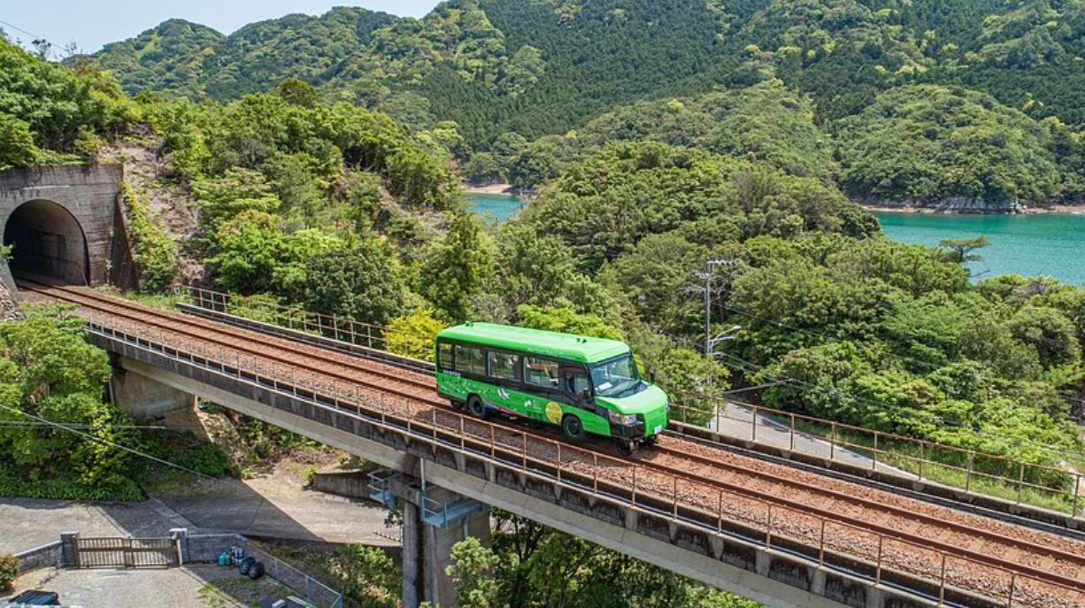 В Японии показали автобус, который с помощью одной кнопки превращается в поезд (ФОТО, ВИДЕО)