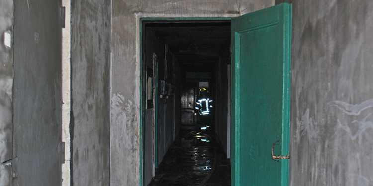 Ночной пожар в Николаеве. Горела 9-этажка, эвакуировали жильцов (ФОТО)