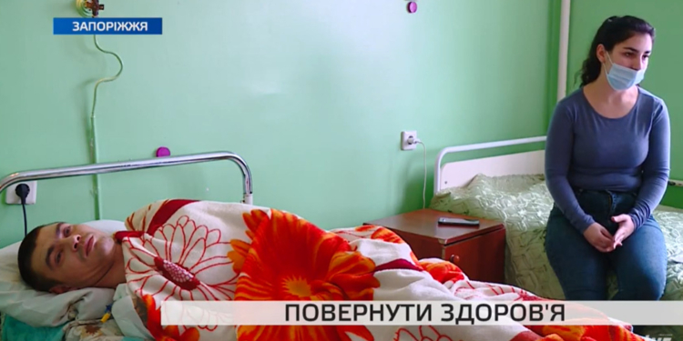 Забыли вытащить бинты: из-за врачебной халатности пациент второй год не может встать на ноги (ВИДЕО)