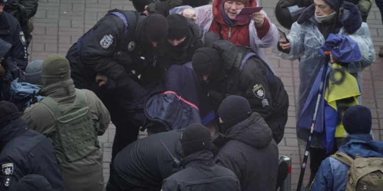 Под Радой ФОПы подрались с полицией (ФОТО, ВИДЕО)