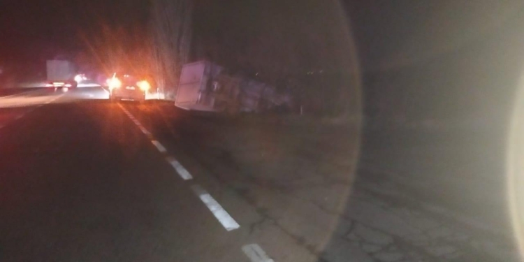 В Николаевской области на трассе “ГАЗель” насмерть сбила женщину и перевернулась