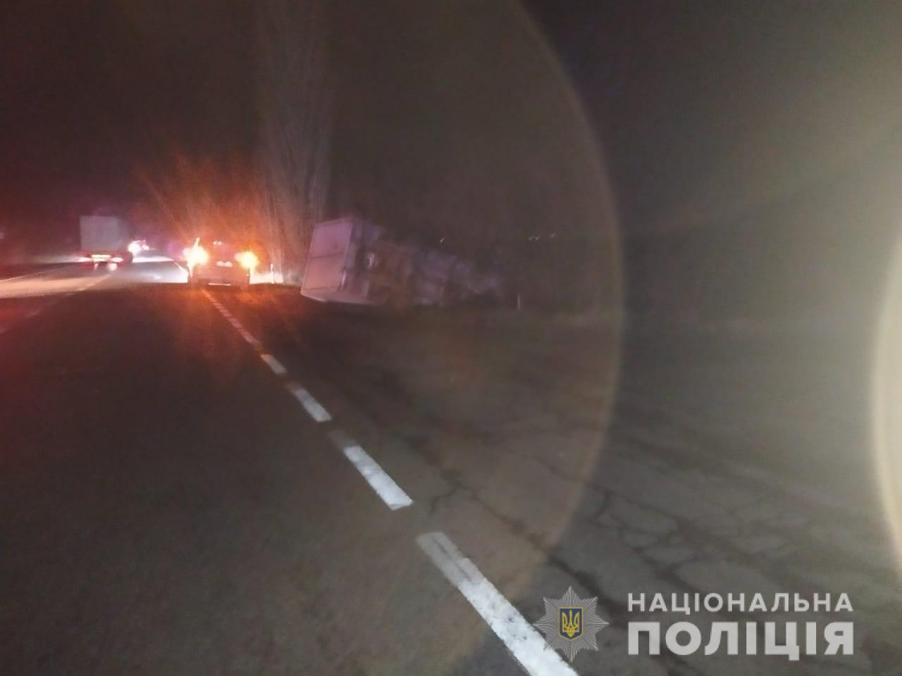 В Николаевской области на трассе “ГАЗель” насмерть сбила женщину и перевернулась