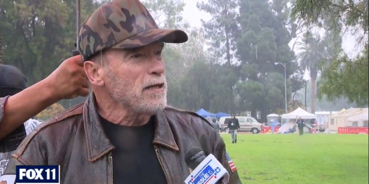 Арнольд Шварценеггер купил 25 домов для военных ветеранов, оказавшихся без жилья (ВИДЕО)