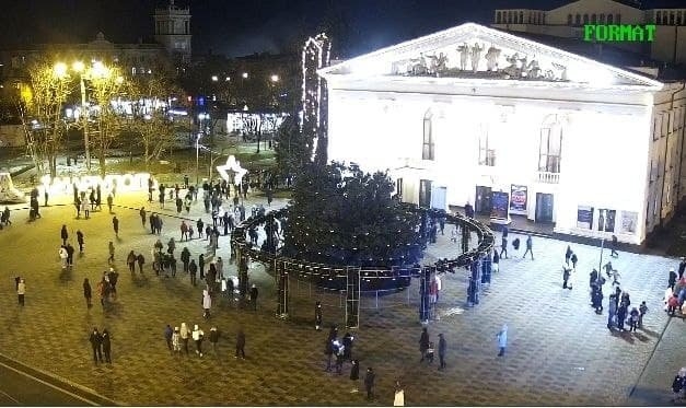 В Мариуполе из-за сильного ветра рухнула главная городская елка (ФОТО, ВИДЕО)