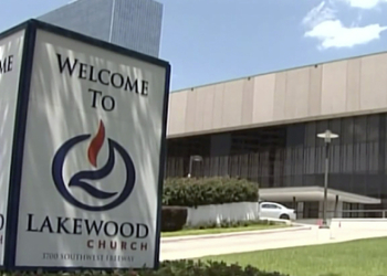 Сантехник нашел в стене церковного туалета три тысячи конвертов с деньгами