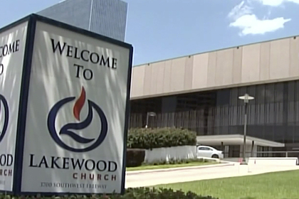 Сантехник нашел в стене церковного туалета три тысячи конвертов с деньгами