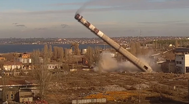 В Николаеве взрывом обрушили трубу старой котельной “Океана” (ВИДЕО)