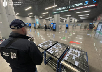 Один ввоз – 5 млн.грн. Чиновники одесского аэропорта покрывали контрабанду смартфонов, – ГБР (ФОТО)