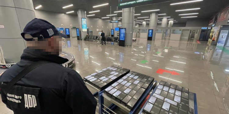 Один ввоз – 5 млн.грн. Чиновники одесского аэропорта покрывали контрабанду смартфонов, – ГБР (ФОТО)