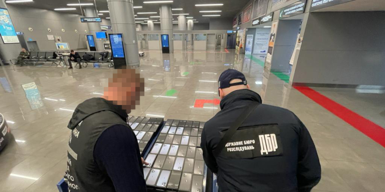 Один ввоз – 5 млн.грн. Чиновники одесского аэропорта покрывали контрабанду смартфонов, – ГБР (ФОТО)