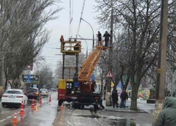 В Николаеве – более 10 обрывов контактной сети городского электротранспорта: ремонтники работают (ФОТО)