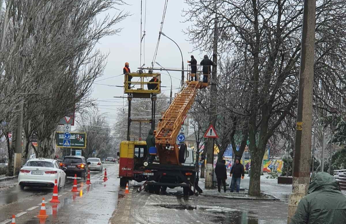 В Николаеве – более 10 обрывов контактной сети городского электротранспорта: ремонтники работают (ФОТО)