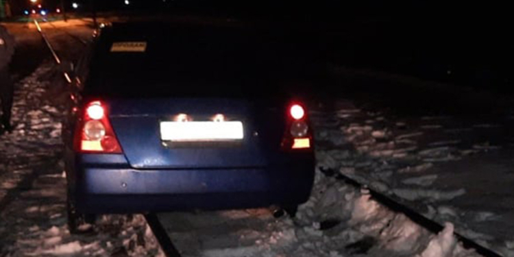 1 января кто-то бросил свое авто прямо на железнодорожных путях – отбуксировывать пришлось спасателям Николаевщины