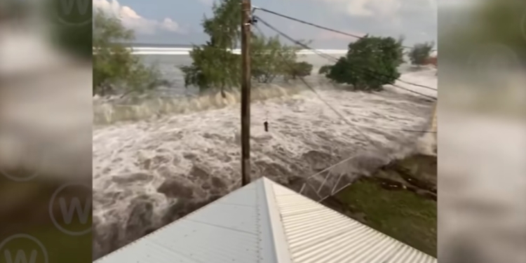 Побережье Японии накрыло цунами после извержения подводного вулкана (ВИДЕО)