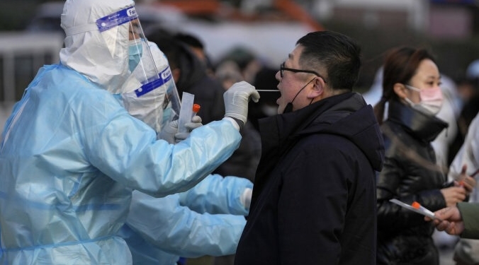 В столице Китая заблокировали офисное здание вместе со служащими, поскольку у одного из них – положительный тест на «омикрон»