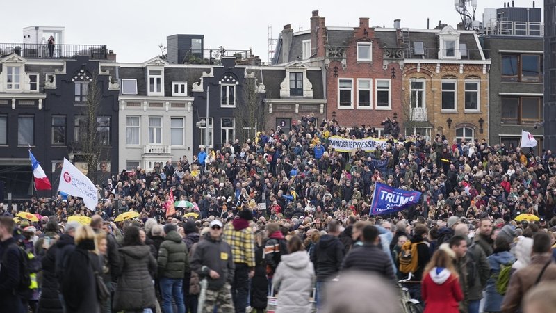 Участников антикарантинных протестов в Амстердаме разгоняли с собаками (ВИДЕО)