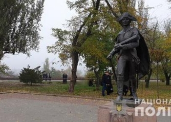 69 ножевых ранений. В Николаеве вынесен приговор 21-летнему студенту лицея, убившему у горсовета молодого мужчину