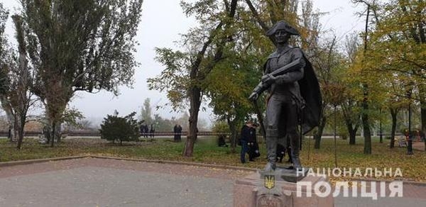 69 ножевых ранений. В Николаеве вынесен приговор 21-летнему студенту лицея, убившему у горсовета молодого мужчину