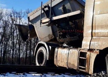 В Николаевской области на железнодорожном переезде поезд врезался в MAN