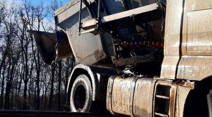 В Николаевской области на железнодорожном переезде поезд врезался в MAN