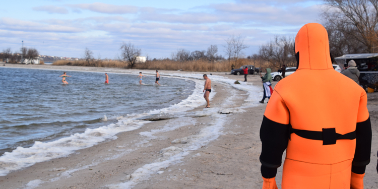 Крещение в Николаеве: спасатели дежурили во всех местах купания горожан (ФОТО, ВИДЕО)