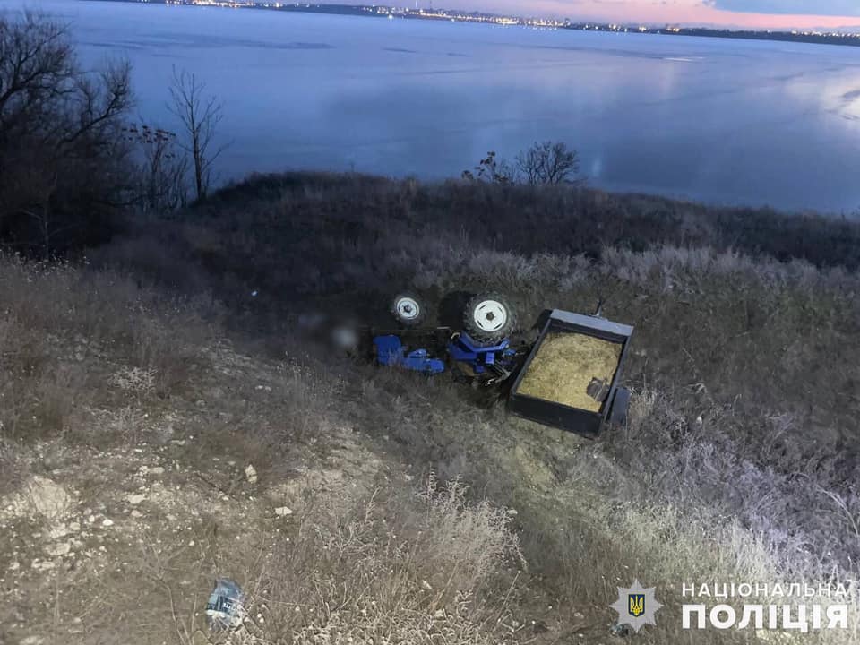 У віддаленому районі Миколаєва в ДТП загинув водій мотоблока 15