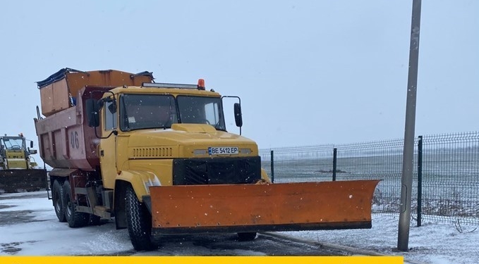 На дороги Николаевской области уже высыпали 266 тонн песчано-солевой смеси