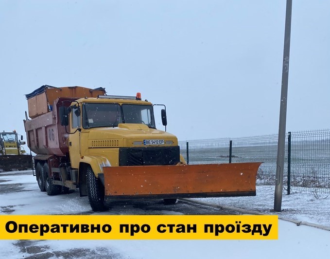 На дороги Николаевской области уже высыпали 266 тонн песчано-солевой смеси 1