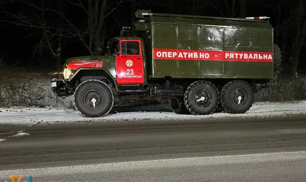 Миколаївські рятувальники витягли з кювету авто з двома дорослими та двома дітьми