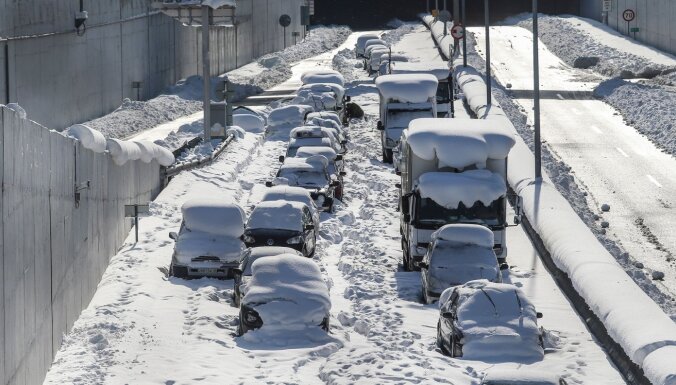 Акрополь в снегу и отмененные десятки рейсов в Стамбуле: снегопад накрыл Грецию и Турцию (ФОТО) 1