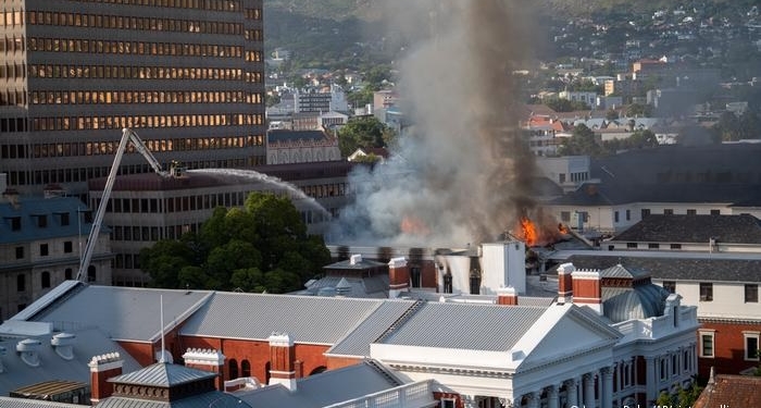 В ЮАР загорелось здание парламента (ВИДЕО)