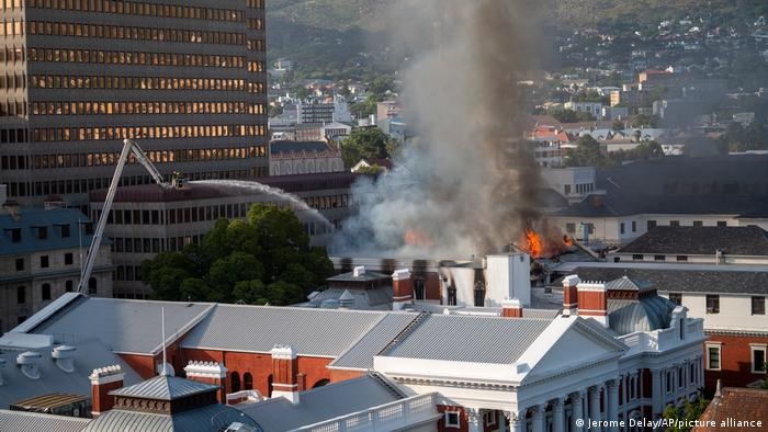 В ЮАР загорелось здание парламента (ВИДЕО)