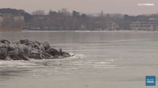 Крупнейшее озеро Европы замерзло впервые за 5 лет (ВИДЕО)