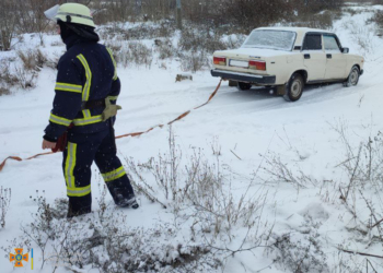 На Миколаївщині родина з дитиною в автомобілі застрягла в снігових наметах на польовій дорозі – витягли рятувальники