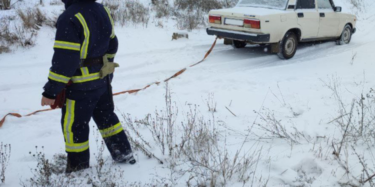 На Миколаївщині родина з дитиною в автомобілі застрягла в снігових наметах на польовій дорозі – витягли рятувальники