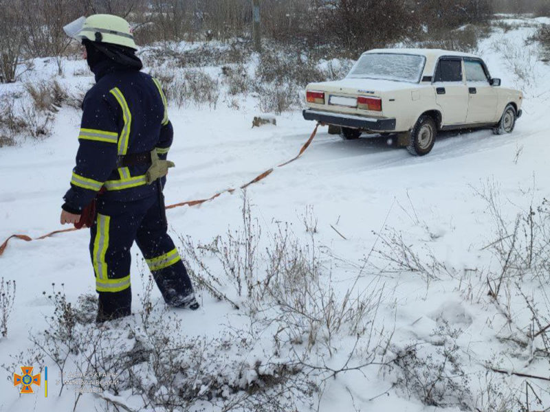 На Миколаївщині родина з дитиною в автомобілі застрягла в снігових наметах на польовій дорозі — витягли рятувальники