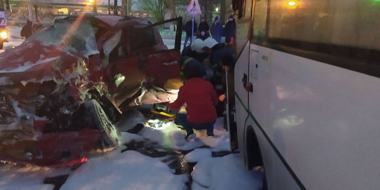 ДТП в Южноукраїнську: «зустрілися» дві «Тойоти» та автобус МАЗ – одна людина постраждала