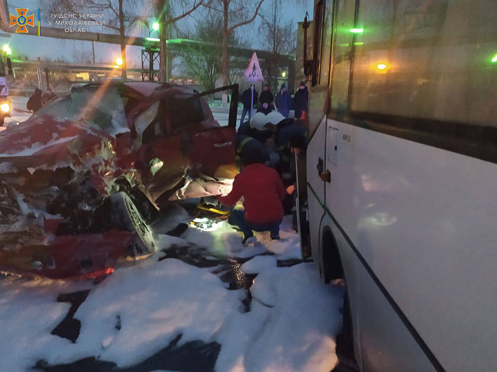 ДТП в Южноукраїнську: «зустрілися» дві «Тойоти» та автобус МАЗ - одна людина постраждала 1