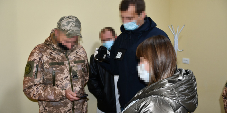 Працівник виправної колонії на Миколаївщині намагався створити канал наркотрафіку – тепер піде під суд (ФОТО)