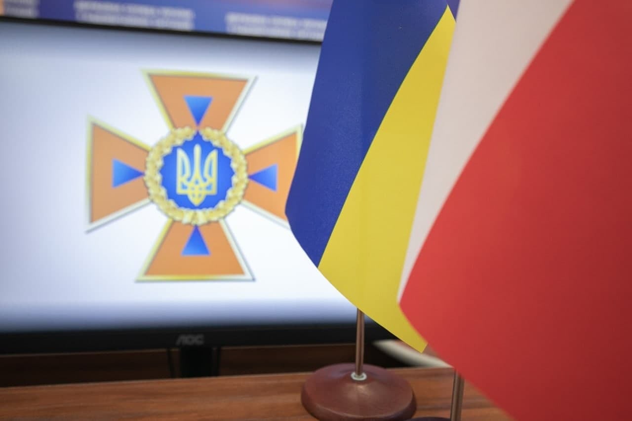 В Україну прямує 120 тонн гуманітарної допомоги від Республіки Польща: колону вантажівок супроводжують українські рятувальники